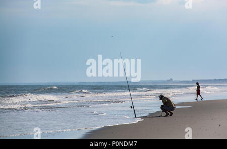 Pêcheur sur la rive d'Huntington Beach State Park, South Carolina, United States, Côte Est Banque D'Images