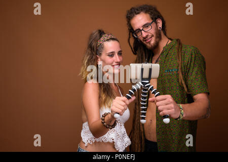 Young Hispanic couple ensemble contre fond brun Banque D'Images