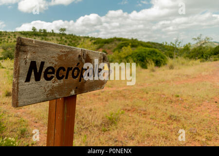 Dans le panneau Necropole Silves Région de l'Algarve, Portugal. L'fingerpost, ouvre la voie à des lieux de sépulture néolithique trouvés le long d'une balade à vélo. Banque D'Images