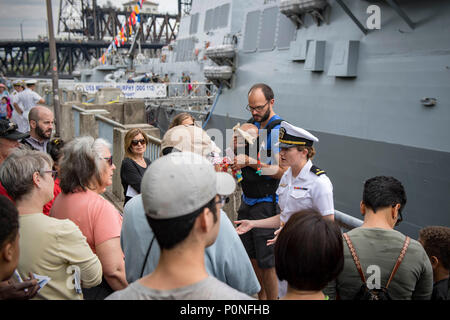 180608-N-EH218-0007 Portland, Oregon (8 juin 2018) L'Étoile Emma Gray, affecté à la classe Arleigh Burke destroyer lance-missiles USS Michael Murphy (DDG 112), s'adresse à un groupe de visiteurs à propos de la mission du navire durant la Semaine de Portland Rose Festival. Le festival de Portland et la Fleet Week sont une célébration de la mer avec des services marins, marines, et les membres de la Garde côtière des États-Unis et du Canada faisant de la ville un port d'escale. (U.S. Photo par marine Spécialiste de la communication de masse 2e classe Ryan J. Batchelder/libérés) Banque D'Images