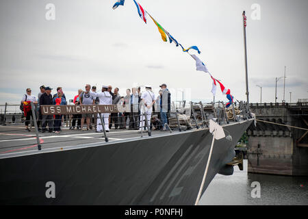 180608-N-EH218-0057 Portland, Oregon (8 juin 2018) marins affectés à la classe Arleigh Burke destroyer lance-missiles USS Michael Murphy (DDG 112), donner un tour du navire au public durant la Semaine de Portland Rose Festival. Le festival de Portland et la Fleet Week sont une célébration de la mer avec des services marins, marines, et les membres de la Garde côtière des États-Unis et du Canada faisant de la ville un port d'escale. (U.S. Photo par marine Spécialiste de la communication de masse 2e classe Ryan J. Batchelder/libérés) Banque D'Images