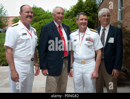 180608-N-WJ362-0074 Portland, Oregon (8 juin 2018) Arrière Adm. Gregory Harris, commandant du groupe aéronaval, 11, Scott Guptill, Conseiller pour le Comité de la flotte Portland Rose Festival Foundation, arrière Adm. Blake L. Converser, commandant de sous-marin, Groupe 9, et Bob Stewart, directeur de l'arrondissement scolaire Gladstone, posent en photo à la fin d'un déjeuner-causerie du surintendant à l'université de Portland. (U. S. Navy photo by Mass Communication Specialist 1re classe Kleynia R. McKnight/libérés) Banque D'Images