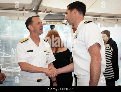 180608-N-WJ362-0219 Portland, Oregon (8 juin 2018) Chef des opérations navales Adm. M. John Richardson, serre la main avec le Cmdr. Prix W. Balderson, Commandant du Centre de soutien opérationnel de la Marine, Portland, au cours de la troisième réception à bord de la flotte le Burke-Class Arleigh missiles guidés USS Michael Murphy (DDG 112). (U. S. Navy photo by Mass Communication Specialist 1re classe Kleynia R. McKnight/libérés) Banque D'Images