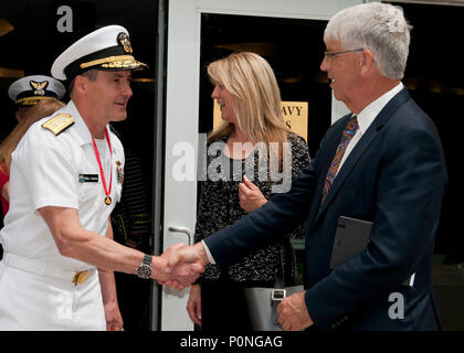 180608-N-WJ362-0059 Portland, Oregon (8 juin 2018) - Arrière Adm. Blake L. Converser, commandant de sous-marin, Groupe 9, accueille Bob Stewart, directeur de l'école secondaire Gladstone District, au cours d'un déjeuner des surintendants de l'université de Portland. (U. S. Navy photo by Mass Communication Specialist 1re classe Kleynia R. McKnight/libérés) Banque D'Images