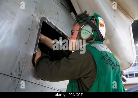 La Marine américaine lance le Cpl. Kearl Blake, un technicien en électronique de l'aviation maritime avec l'escadron 166 à rotors basculants moyen renforcé, 13e Marine Expeditionary Unit (MEU), effectue l'entretien d'un MV-22B Balbuzard pêcheur à bord de la classe Wasp-navire d'assaut amphibie USS Essex (DG 2), le 8 juin 2018, en cours dans l'océan Pacifique. Le groupe amphibie d'Essex (ARG) et 13e MEU effectuent un exercice d'entraînement de l'unité composite (COMPTUEX), l'exercice final avant le prochain déploiement des unités. Cet exercice valide l'ARG/MEU capacité de l'équipe d'adapter et de l'exécution de missions dans l'évolution constante, l'environnement inconnu Banque D'Images