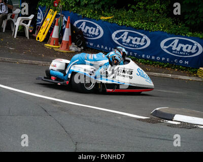 Numéro 3, John Holden / Lee Caïn, side-car rider et passager, à l'île de Man TT en 2018. Tourist Trophy course sur route, bien sûr la montagne Banque D'Images