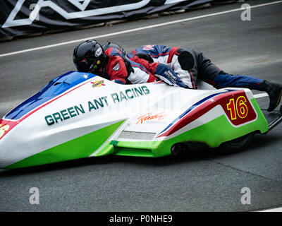 Numéro 16, Gary Knight / Daniel Evanson, side-car et rider passager, Île de Man TT en 2018. Tourist Trophy course sur route, bien sûr la montagne Banque D'Images