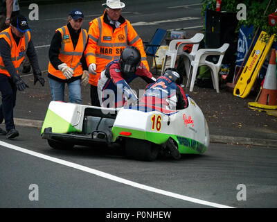 Numéro 16, Gary Knight / Daniel Evanson, side-car et rider passager, Île de Man TT en 2018. Tourist Trophy course sur route, bien sûr la montagne Banque D'Images