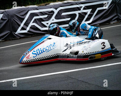 Numéro 3, John Holden / Lee Caïn, side-car rider et passager, à l'île de Man TT en 2018. Tourist Trophy course sur route, bien sûr la montagne Banque D'Images