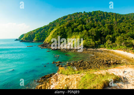 Belle vue sur la côte de rock point de Parc National de Mu Koh Lanta à Koh Lanta, Krabi, Thaïlande Banque D'Images