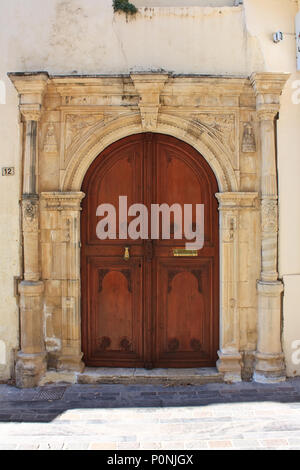 Ancienne porte d'entrée principale des villas à Rethymno Crete Banque D'Images