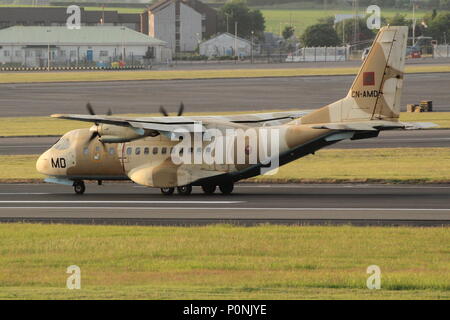 CN-AMD, un CASA CN-235M-100 utilisés par la Royal Air Force marocain, l'atterrissage à l'Aéroport International de Prestwick en Ayrshire. Banque D'Images