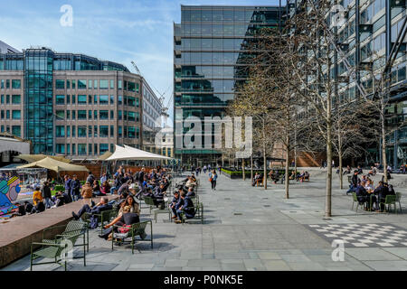 Exchange Square, Liverpool Street, London, UK - 6 Avril 2018 : l'heure du déjeuner, un jour ensoleillé avec office des travailleurs, jouissant du soleil. Banque D'Images