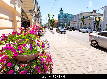 Samara, Russie - le 27 mai 2018 : Grands pots à fleurs décoratives à l'Kuibyshev street à sunny day Banque D'Images