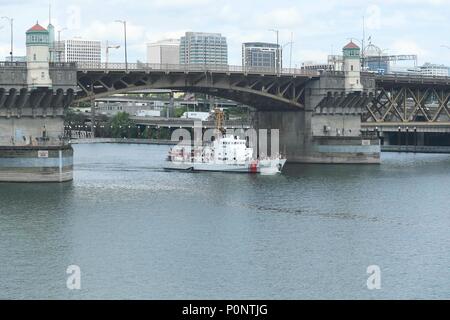 180607-N-VH385-0007 Portland, Oregon (7 juin 2018) Le United States Coast Guard Cutter Orcas (WPB 1327) se prépare à tirer dans le port de Portland, Ore., pour la semaine du Festival. Le festival de Portland et la Fleet Week sont une célébration de la mer avec des services marins, marines, et les membres de la Garde côtière des États-Unis et du Canada faisant de la ville un port d'escale. (U.S. Vidéo de la marine par Mass Communication Specialist 2e classe Wyatt L. Anthony/libérés) Banque D'Images