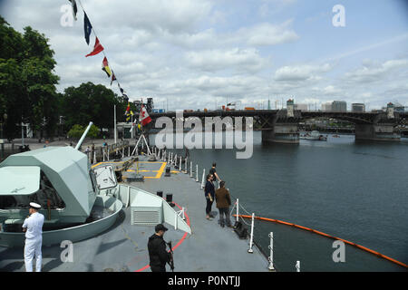 180607-N-VH385-000X5 Portland, Oregon (7 juin 2018) Le United States Coast Guard Cutter Orcas (WPB 1327) se prépare à tirer dans le port de Portland, en Oregon, pour la semaine du Festival. Le festival de Portland et la Fleet Week sont une célébration de la mer avec des services marins, marines, et les membres de la Garde côtière des États-Unis et du Canada faisant de la ville un port d'escale. (U.S. Vidéo de la marine par Mass Communication Specialist 2e classe Wyatt L. Anthony/libérés) Banque D'Images