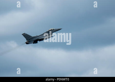 F-16 Fighting Falcon du 120e Escadron de chasse, Colorado Air National Guard effectuer plusieurs frappes, guidée par l'Armée de l'Air finlandaise de la finale de l'attaque conjointe aérienne à l'éventail, l'Estonie, Tapa pendant la grève de sabre 18 Juin 5, 2018. Grève 18 Sabre est la huitième édition de l'armée américaine de longue date par l'Europe de la formation coopérative exercice visant à accroître l'interopérabilité entre les alliés et les partenaires régionaux, axés sur l'amélioration des terres et de l'air et la formation de capacités opérationnelles au sein de la présence renforcée de l'avant (PEF) groupements tactiques. (U.S. Photo de la Garde nationale aérienne par le sergent. Bobbi Banque D'Images