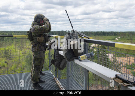 L'Armée de l'Air finlandaise de la finale de l'attaque conjointe des enquêtes du contrôleur de la gamme avant d'appeler dans une frappe aérienne à partir d'un F-16 Fighting Falcon de la 120e Escadron de chasse, Colorado Air National Guard à Tapa, Estonie, la gamme au cours de l'exercice 18 grève Sabre, juin 5,2018 . Grève 18 Sabre est la huitième édition de l'armée américaine de longue date par l'Europe de la formation coopérative exercice visant à accroître l'interopérabilité entre les alliés et les partenaires régionaux, tout en mettant l'accent sur l'amélioration des terres et de l'air et de capacités opérationnelles de l'OTAN avec la présence renforcée de l'avant (PEF) groupements tactiques. (U.S. La Natio Banque D'Images