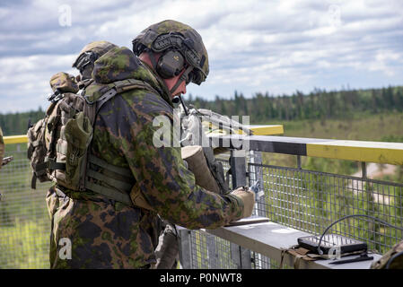 L'Armée de l'Air finlandaise de la finale de l'attaque conjointe contrôleur écrit vers le bas, de l'information cible, avant d'appeler dans une frappe aérienne à partir d'un F-16 Fighting Falcon du 120e Escadron de chasse, Colorado Air National Guard à la gamme Tapa en Estonie, pendant la grève de sabre 18 Juin 5,2018, . Grève 18 Sabre est la huitième édition de l'armée américaine de longue date par l'Europe de la formation coopérative exercice visant à accroître l'interopérabilité entre les alliés et les partenaires régionaux, tout en mettant l'accent sur l'amélioration des terres et de l'air et de capacités opérationnelles de l'OTAN avec la présence renforcée de l'avant (PEF) groupements tactiques. (U Banque D'Images