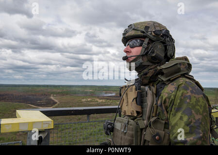 L'Armée de l'Air finlandaise de la finale de l'attaque conjointe des enquêtes du contrôleur de la gamme avant d'appeler dans une frappe aérienne à partir d'un F-16 Fighting Falcon de la 120e Escadron de chasse, Colorado Air National Guard à Tapa, Estonie, gamme Sabre pendant 18 Juin 5,2018, grève . Grève 18 Sabre est la huitième édition de l'armée américaine de longue date par l'Europe de la formation coopérative exercice visant à accroître l'interopérabilité entre les alliés et les partenaires régionaux, tout en mettant l'accent sur l'amélioration des terres et de l'air et de capacités opérationnelles de l'OTAN avec la présence renforcée de l'avant (PEF) groupements tactiques. (U.S. Air National Guard pho Banque D'Images