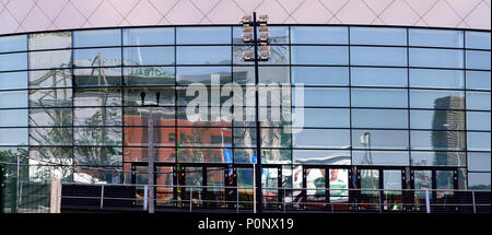 GLASGOW, ÉCOSSE - 24 juillet 2014 : Celtic Park réflexions sur le nouveau Vélodrome Sir Chris Hoy de grandes fenêtres. Banque D'Images