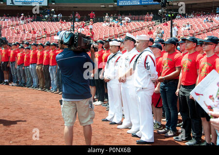 La 60th Cardinal Division est un groupe de recrues de la Marine assermentées le 7 juin 2018 à Saint Louis, Missouri, lors d'une cérémonie au Busch Stadium parrainée par les nouveaux Louis Cardinals. Les documents d'images d'archives recrutent qui se rassemblent pour prêter le serment d'enrôlement avant un match de baseball. Banque D'Images