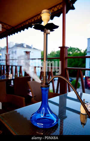 Le narguilé sur la table sur la terrasse d'été du restaurant. Banque D'Images