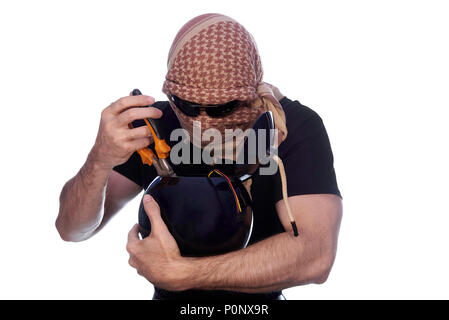 Un homme caché sous des lunettes noires et arafatka fait une bombe sur un fond blanc. La notion de terrorisme. Banque D'Images