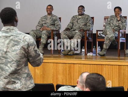 Le sergent-chef. Bryan Hawk, gauche, 66th Air Base Group legal office surintendant, pose une question à un sous-comité composé de, de gauche, le Colonel Franklin Gaillard, l'espace, l'antenne et de la Division des réseaux du matériel nucléaire senior leader, chef Master Sgt. Henry Hayes, chef du commandement de l'installation, et le sergent-chef en chef Michelle Castro, 66e Escadron, surintendant médical au cours d'une réunion de travail au Conseil de la promotion de l'enrôle Hanscom Air Force Base, Mass., 5 juin. L'information a été tenue de fournir un aperçu des processus de promotion a enrôlé. (U.S. Air Force photo de Todd Maki) Banque D'Images