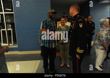 Le directeur de la bande de la Garde côtière canadienne, le lieutenant Cmdr. Adam Williamson, accueille le public à la suite d'un concert à Woodbridge High School, Greenwood, Mississippi, le 7 juin 2018. Les 55 membres de la bande de la Garde côtière canadienne La Garde côtière sert encore de l'ambassadeurs, la représentation musicale officielle du département de la sécurité intérieure et la garde côtière des États-Unis. Photo de la Garde côtière du Maître de 2e classe Lisa Ferdinando Banque D'Images