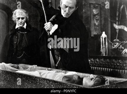 Titre original : The Vampire LOVERS. Titre en anglais : THE VAMPIRE LOVERS. Film Réalisateur : ROY WARD BAKER. Année : 1970. Stars : Peter Cushing. Credit : AIP / Album Banque D'Images