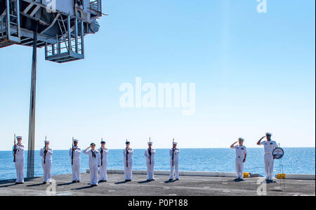180606-N-UV609-0148 de l'OCÉAN ATLANTIQUE (6 juin 2018) Le capitaine Sean Bailey, commandant du porte-avions USS George H. W. Bush (CVN 77) et Master Chef Conseiller Marine Tyrone Jiles commandement par intérim chef principal, avec le fusil détail rendre un hommage comme pre est joué au cours d'une cérémonie du souvenir du 76e anniversaire de la Bataille de Midway. Le navire est en cours d'entraînement de routine des exercices pour maintenir l'état de préparation de l'opérateur. (U.S. Photo par marine Spécialiste de la communication de masse 2e classe David Mora Jr.) Banque D'Images