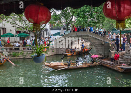 Suzhou, Jiangsu, Chine. Les touristes en bateau sur un canal à Tongli, ville ancienne près de Suzhou, un week-end populaire destination touristique. Banque D'Images