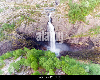 Photo de chute d'Manafossen en Norvège. Vue aérienne. Vue d'en haut. Banque D'Images