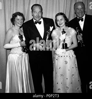 Description : La 22e Academy Awards / 1950. Mercedes McCambridge, meilleure actrice dans un second rôle pour "tous les hommes du roi'. Broderick Crawford, meilleur acteur pour "tous les hommes du roi'. Olivia de Havilland, meilleure actrice pour "l'héritière". Dean Jagger, meilleur acteur dans un second rôle pour ' douze heures haute'.. Année : 1950. Stars : MERCEDES MCCAMBRIDGE ; OLIVIA DE HAVILLAND ; BRODERICK CRAWFORD ; DEAN JAGGER. Banque D'Images