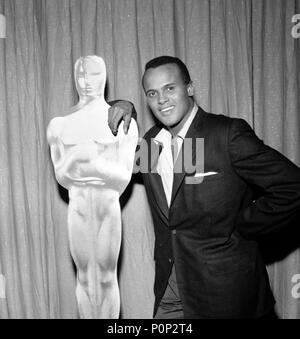 Description : 28th Annual Academy Awards / 1956. Harry Belafonte avant son exécution aux Oscars.. Année : 1956. Stars : Harry Belafonte. Banque D'Images