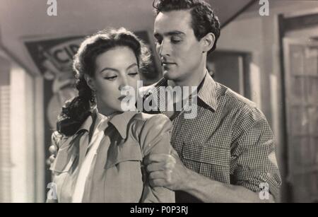 Titre original : LA CORONA NEGRA. Titre en anglais : BLACK CROWN. Directeur : LUIS SASLAVSKY Film. Année : 1951. Stars : Vittorio Gassman ; MARIA FELIX. Credit : SUEVIA FILMS-CESAREO GONZALEZ/GUION PROD. Album // CINEMATOGRAFICAS Banque D'Images