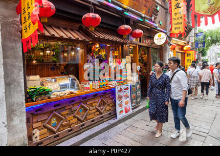 Suzhou, Jiangsu, Chine. Couple chinois passant d'un café-bar sur Shantang Street, un quartier historique. Banque D'Images