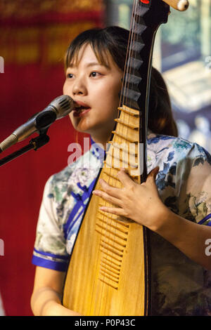 Suzhou, Jiangsu, Chine. Jeune femme jouant un Pipa. Banque D'Images