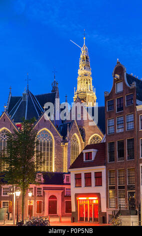 La vieille église Oude Kerk à Amsterdam ville de nuit, aux Pays-Bas. Banque D'Images