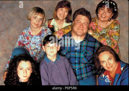 Titre original : Roseanne. Titre en anglais : Roseanne. Année : 1988. Stars : John Goodman ; Roseanne Barr ; LAURIE METCALF ; SARA GILBERT ; MICHAEL FISHMAN. Credit : CASEY-WERNER CO./WIND DANCER PROD. / Album Banque D'Images