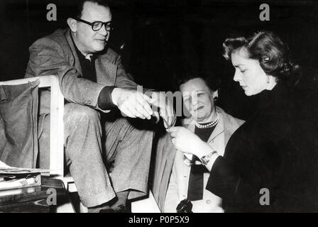 Description : Off set /Joseph L. Mankiewicz parler avec sa sœur Erna Stenbuck et Lauren Bacall, épouse d'Humphrey Bogart. . Titre original : LE BAREFOOT CONTESSA. Titre en anglais : LE BAREFOOT CONTESSA. Directeur de film : JOSEPH L. MANKIEWICZ. Année : 1954. Stars : JOSEPH L. MANKIEWICZ. Credit : United Artists / Album Banque D'Images