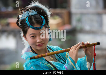 Suzhou, Jiangsu, Chine. Jeune femme chinoise qui pose pour sa photo dans Tongli, ville ancienne près de Suzhou. Banque D'Images