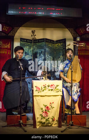 Suzhou, Jiangsu, Chine. Duo jouant des instruments traditionnels : Femme sur Pipa, l'homme sur trois chaînes." Banque D'Images