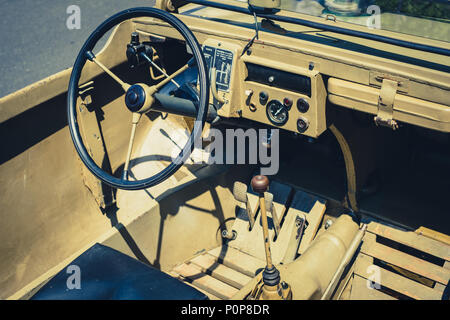 Berlin, Allemagne - 09 juin 2018 : le volant, planche de bord et l'intérieur de la vieille voiture Jeep au poste de pilotage, un Oldtimer Classic Days event pour voitures anciennes Banque D'Images