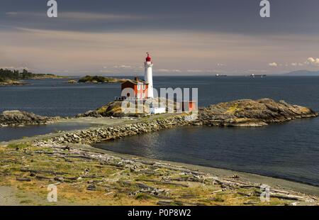 Extérieur du célèbre phare de Fisgard. Vue panoramique sur le détroit de Juan de Fuca. Victoria Île de Vancouver Colombie-Britannique Canada Banque D'Images