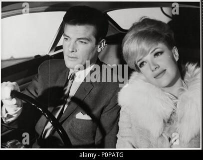 Titre du film d'origine : SAINT, L'-TV. Titre en anglais : SAINT, L'-TV. Année : 1962. Stars : Roger Moore ; JUSTINE SEIGNEUR. Credit : ITC/BARMORE/NOUVEAU MONDE PROD. / Album Banque D'Images