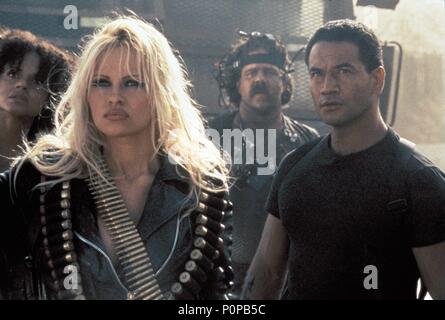 Titre original : BARB WIRE. Titre en anglais : BARB WIRE. Directeur du film : DAVID HOGAN. Année : 1996. Stars : VICTORIA ROWELL ; Pamela Anderson, TEMUERA MORRISON. Credit : GRAMERCY PICTURES / Album Banque D'Images