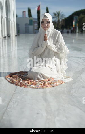 Belle asiatique religieuse musulmane prier dans la mosquée Banque D'Images