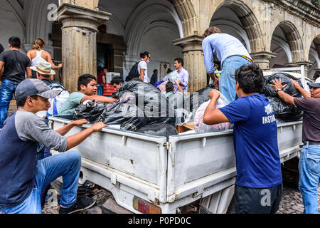 Antigua, Guatemala, - 5 juin, 2018 : Les volontaires de l'aide de la charge des fournitures à prendre à la zone touchée par l'éruption de volcan Fuego le 3 juin Banque D'Images
